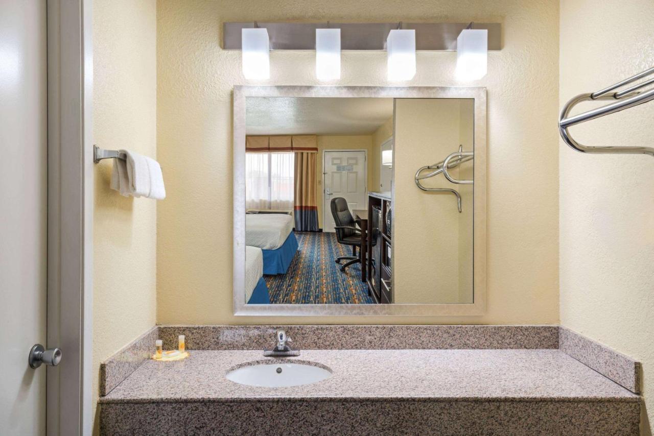 Days By Wyndham Near Seaworld 2* San Antonio